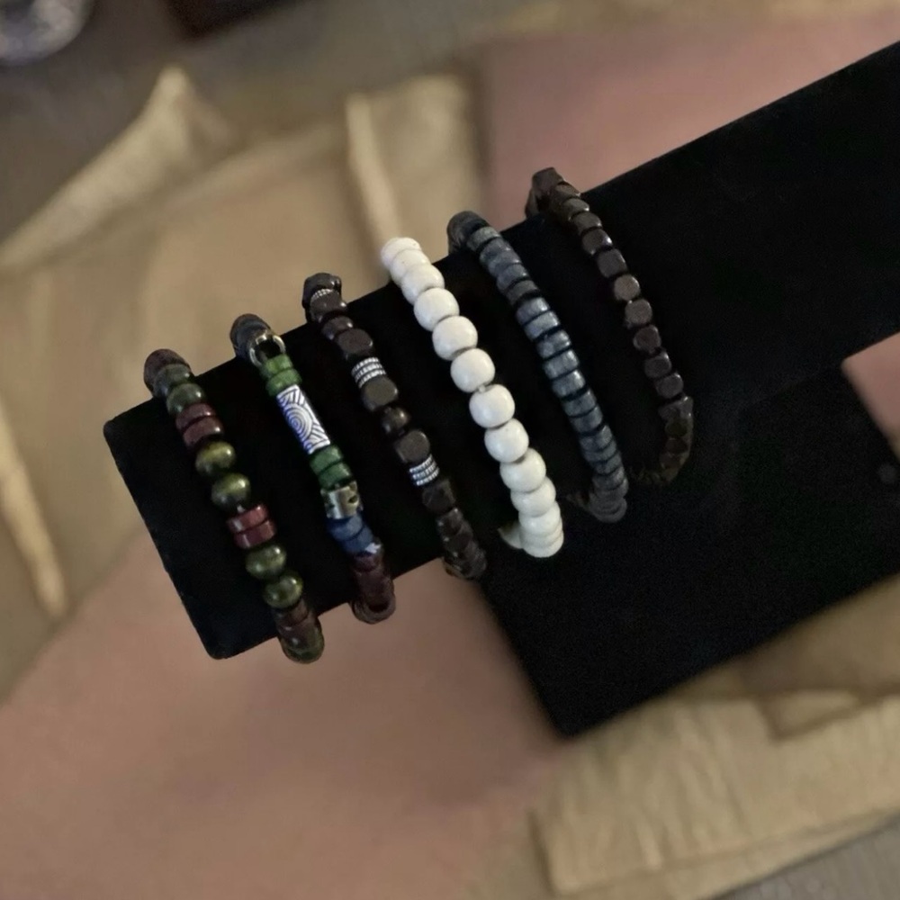 beaded bracelet set in black, white, and green
stylish beaded bracelet set.